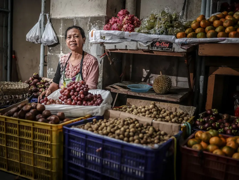 Filipina vendor selling tropical fruits at a Philippine palengke